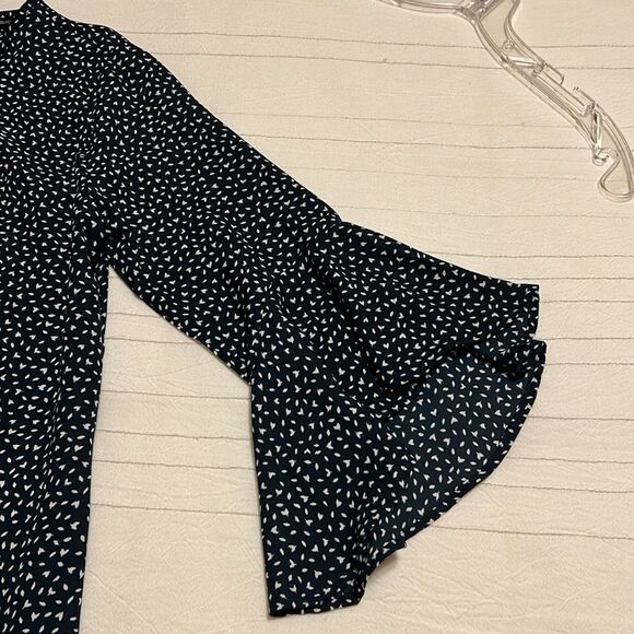 Beautiful flowing Bannana Republic Blouse - Picture 6 of 9